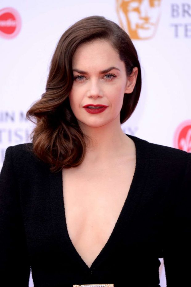 How tall is Ruth Wilson?